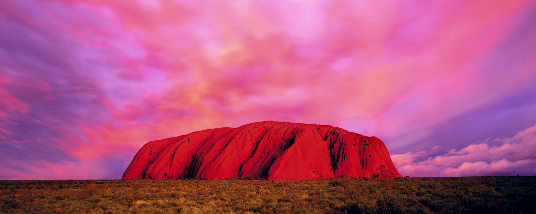 What gives Uluru its red colour?